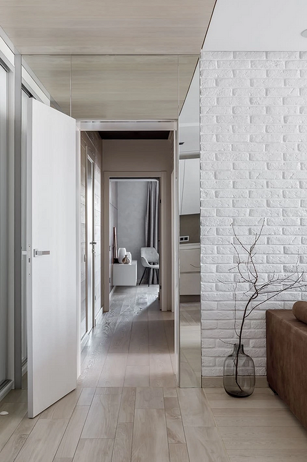 Jasne listwy przypodłogowe w małym mieszkaniu optycznie powiększają przestrzeń.