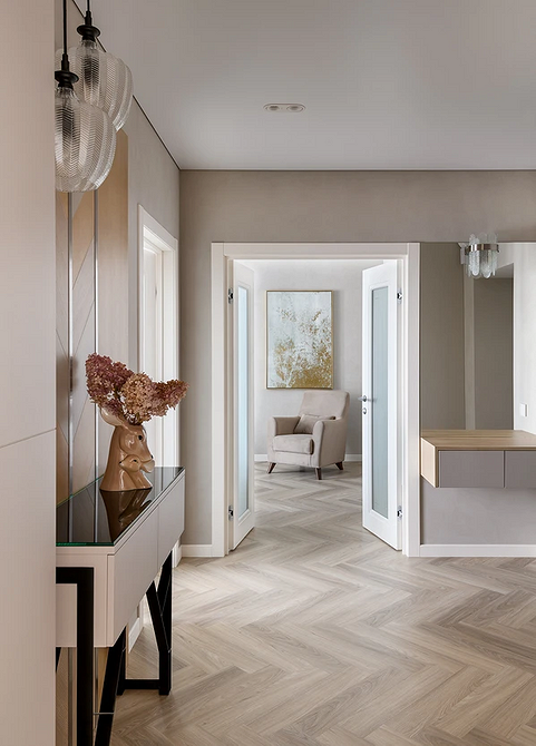 Aranżacja wnętrza: listwy przypodłogowe w kolorze ścian tworzą minimalistyczny i nowoczesny design.