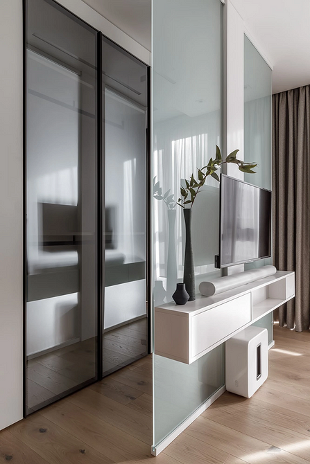 Listwy przypodłogowe w małym mieszkaniu: Jak optycznie powiększyć przestrzeń kolorem?