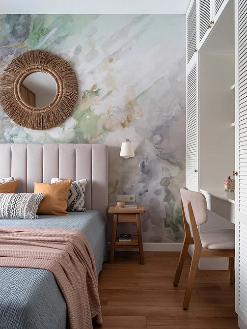 Zdjęcie przedstawia montaż listew przypodłogowych w wykończonym mieszkaniu.