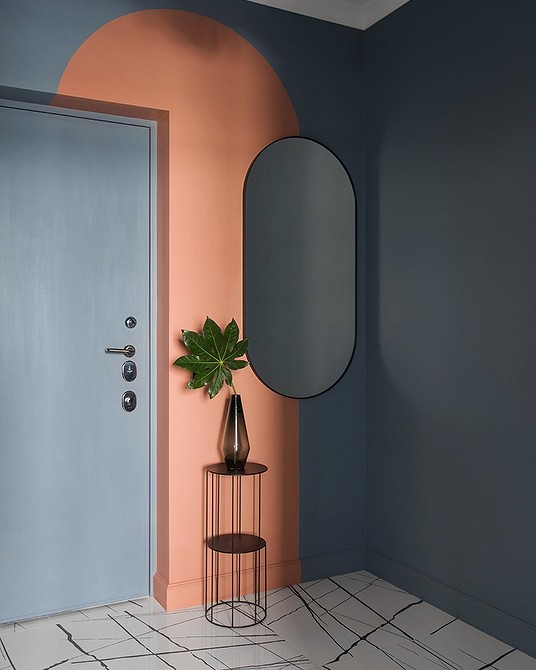 Ciemne listwy przypodłogowe podkreślają charakter klasycznego wnętrza z drewnianą podłogą.