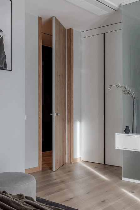 Eleganckie listwy przypodłogowe jako element dekoracyjny w przestronnym salonie.