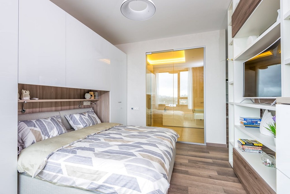 Listwy przypodłogowe w małym mieszkaniu: subtelne listwy w kolorze ścian optycznie powiększają przestrzeń.