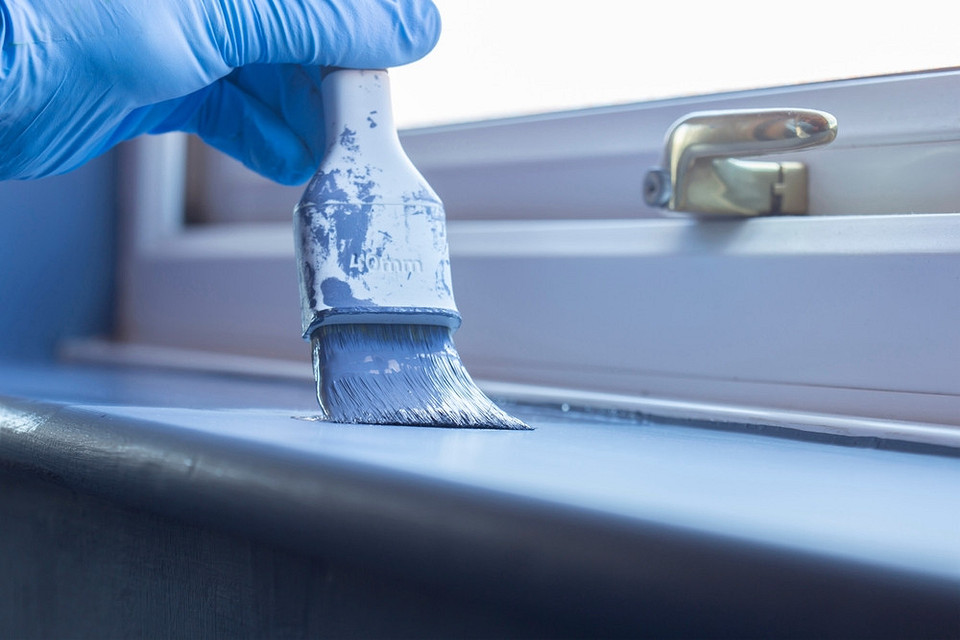 Pomalowany plastikowy parapet PCV: Efekt renowacji i odświeżony wygląd