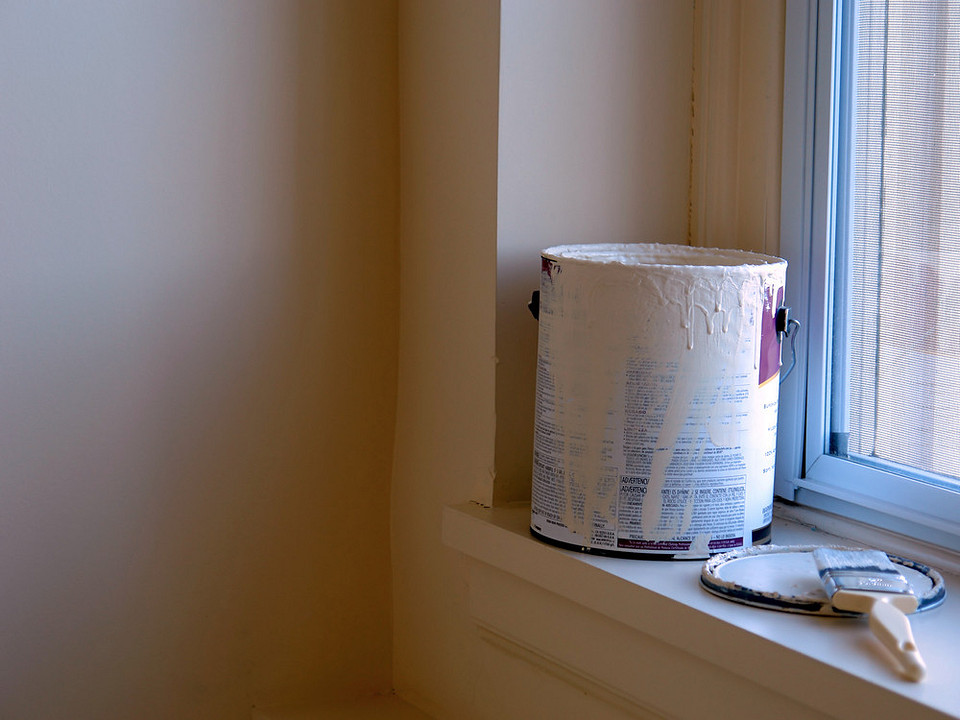 Przygotowanie parapetu PCV do malowania: Czyszczenie i szlifowanie powierzchni