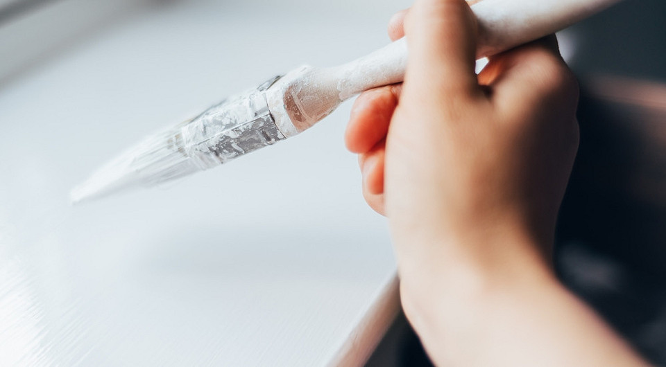 Instrukcja krok po kroku: Jak pomalować plastikowy parapet PCV samodzielnie