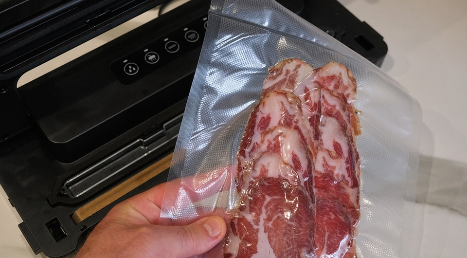 Świeżość na dłużej! Pakowarka próżniowa bezkomorowa w użyciu: pakowanie żywności w domu 2026.