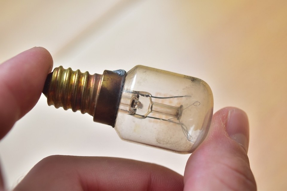 Niezbędnik majsterkowicza lodówkowego Obraz przedstawia narzędzia potrzebne do bezpiecznej wymiany żarówki w lodówce.