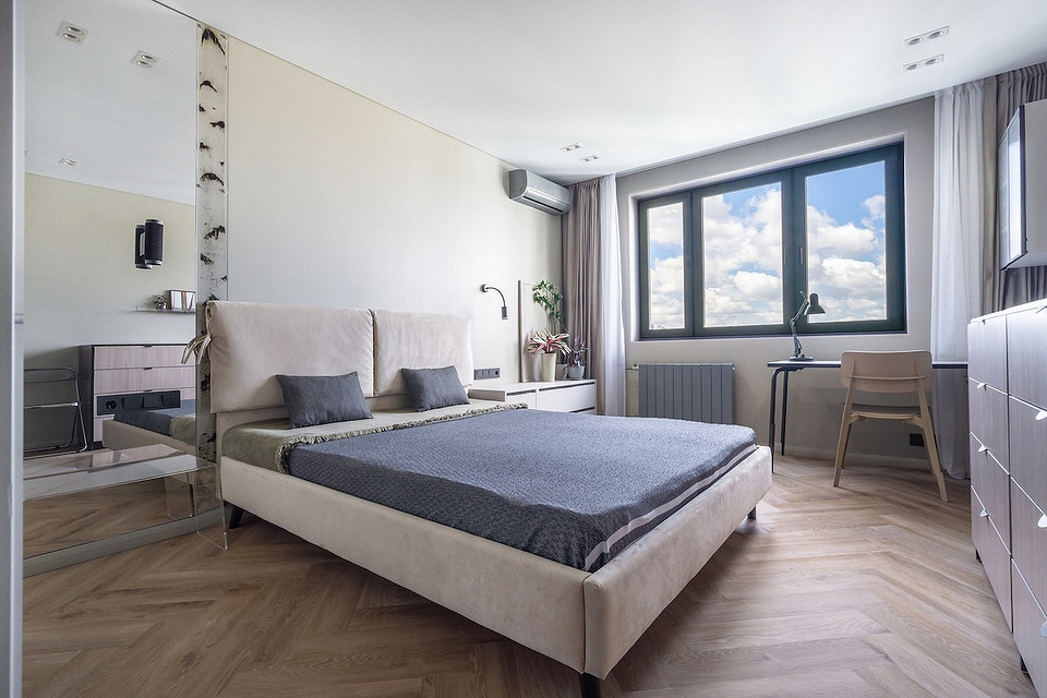 Zdjęcie przedstawia narzędzia potrzebne do wymiany żarówki w lampie punktowej.