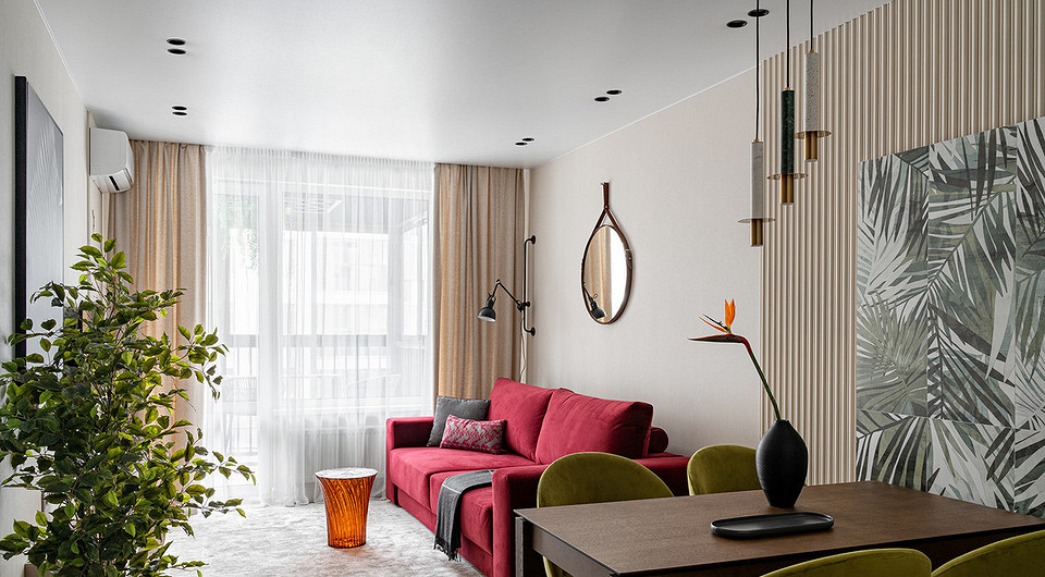 Ilustracja przedstawia instrukcję wymiany żarówki w lampie punktowej z różnymi typami gniazd.