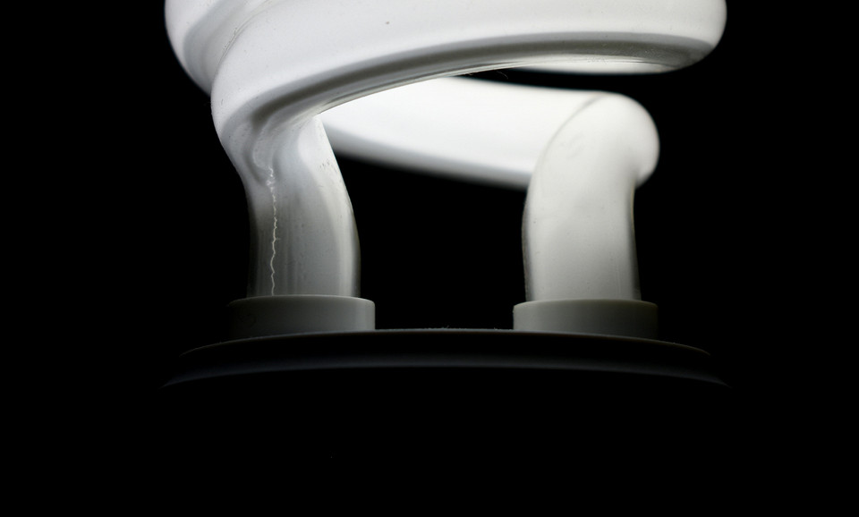 Ilustracja przedstawia kroki bezpiecznej wymiany żarówki w lampie punktowej w 2026.