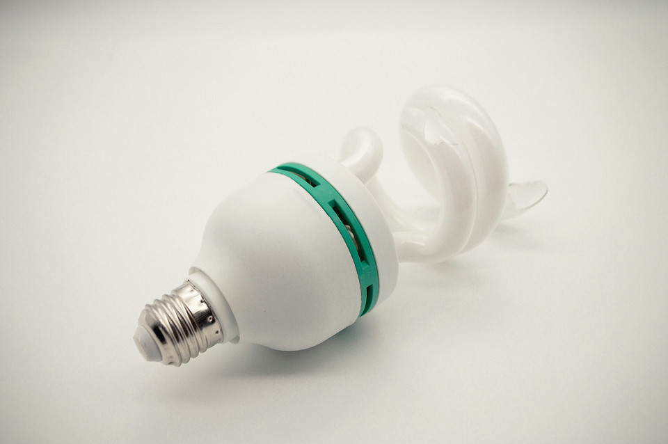 Zdjęcie przedstawia oświetlenie LED w lampie punktowej, oszczędność energii w 2026.