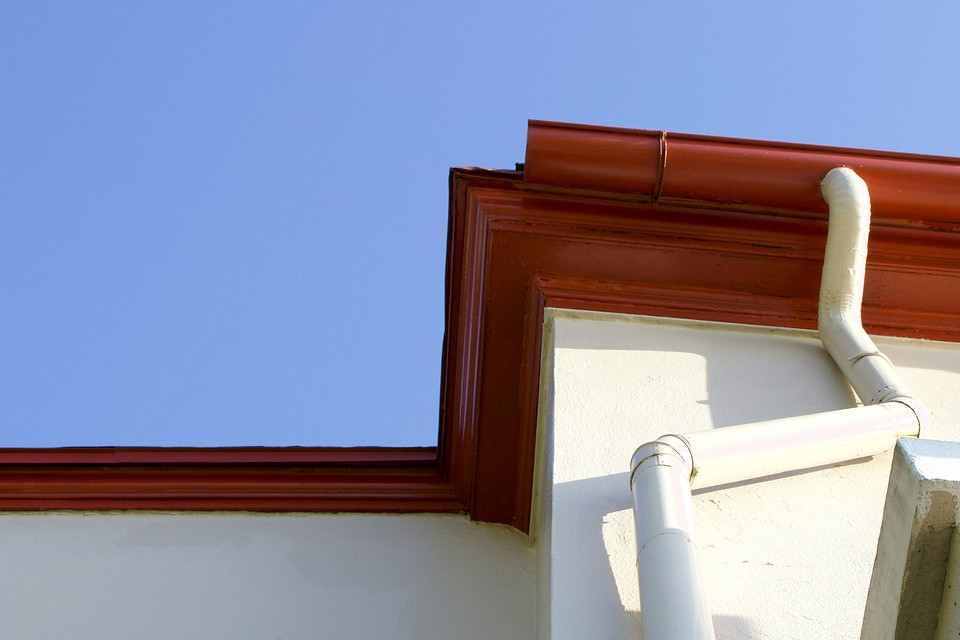 Zdjęcie detalu dachu z blachy trapezowej, ukazujące połączenie blachy z obróbkami blacharskimi.