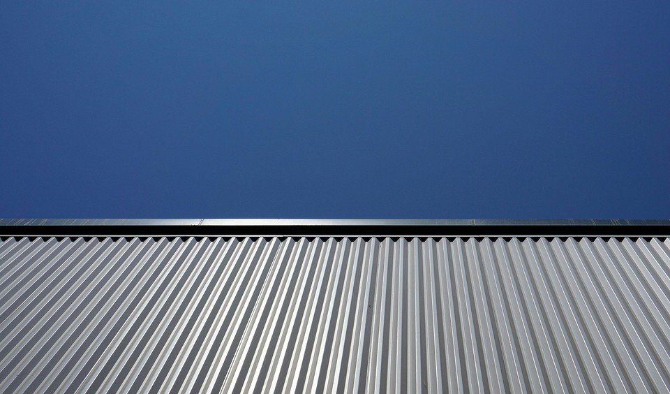 Blacha trapezowa na dach: prawidłowe techniki układania i dobór materiałów w 2026 roku.