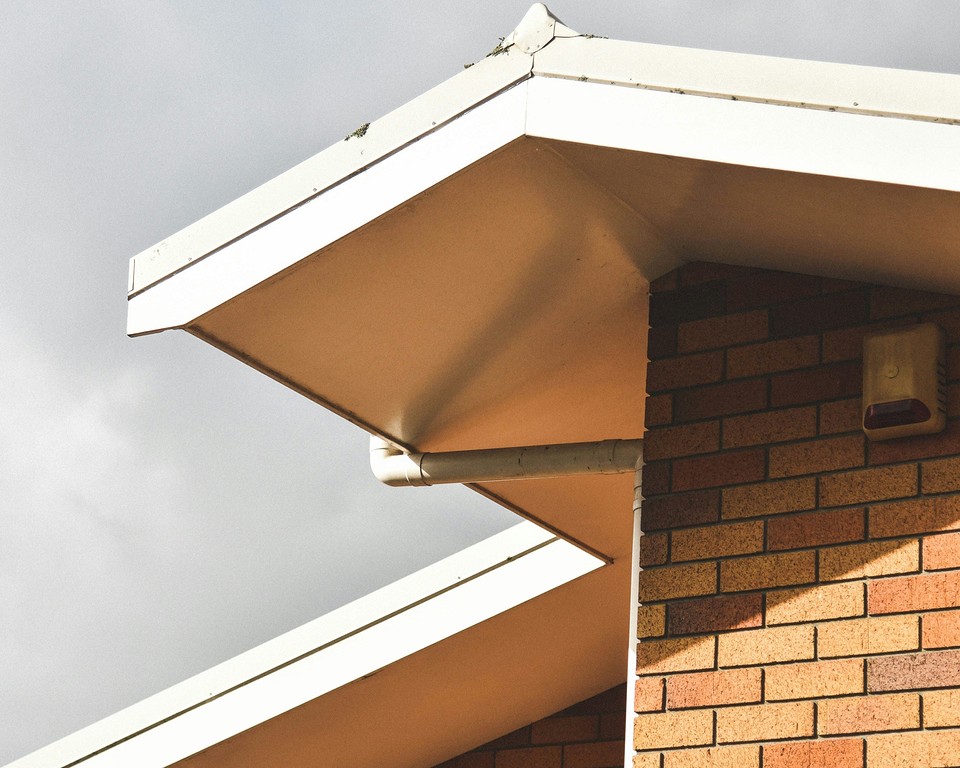 Montaż blachy trapezowej na dachu: metody układania w jednym lub dwóch przęsłach.