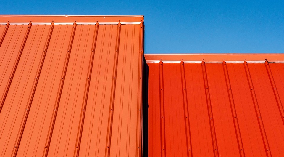 Ilustracja przedstawiająca metody układania blachy trapezowej na dachu z jednym lub dwoma przęsłami.