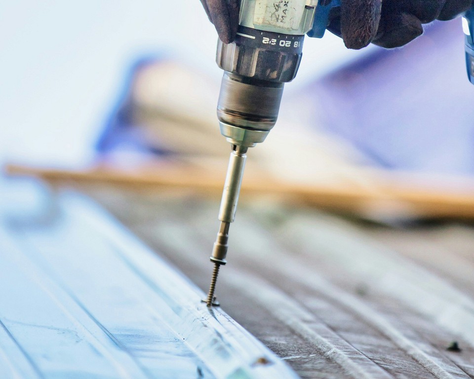 Grafika pokazująca system wentylacji dachu z blachy trapezowej zapobiegający kondensacji wilgoci.