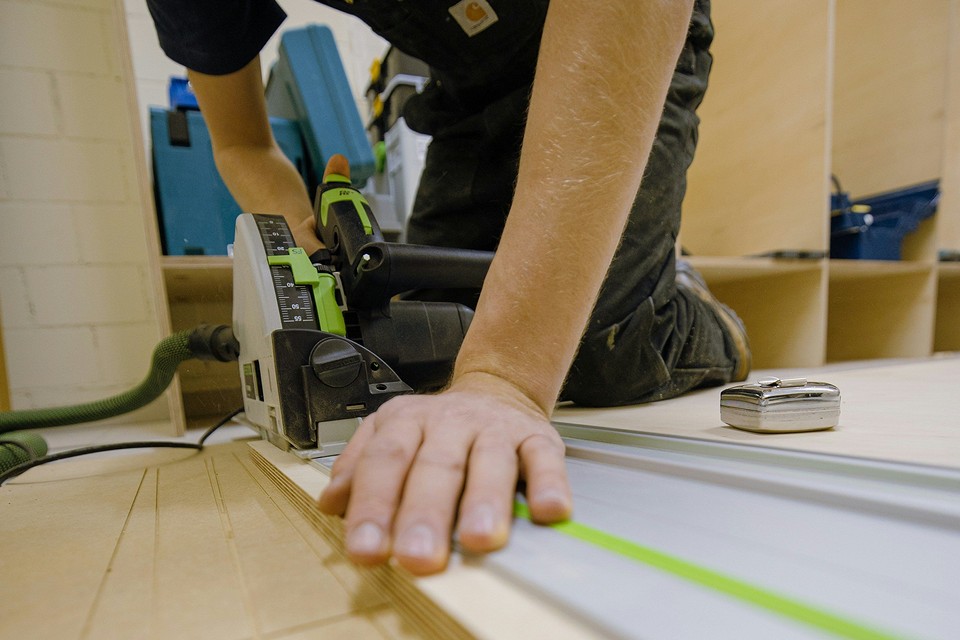 Wizualizacja różnych wariantów montażu blachy trapezowej z uwzględnieniem odległości między łatami.