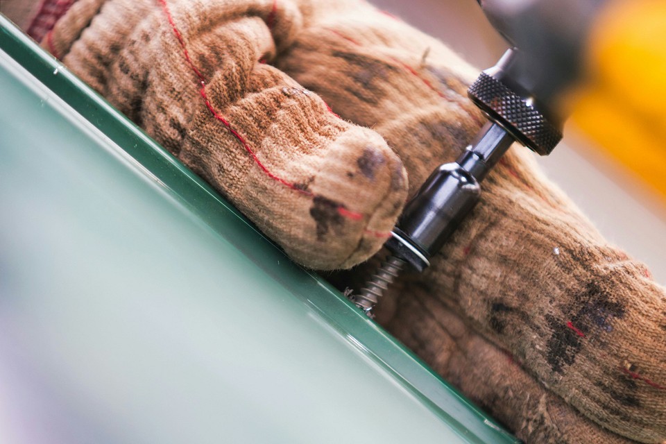 Zdjęcie dachu z blachy trapezowej po zimie, ukazujące brak uszkodzeń dzięki prawidłowemu montażowi.