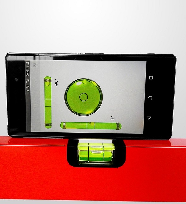 Idealnie gładka ściana Widok zbliżeniowy na gładką ścianę po szpachlowaniu, ukazujący idealne wykończenie.