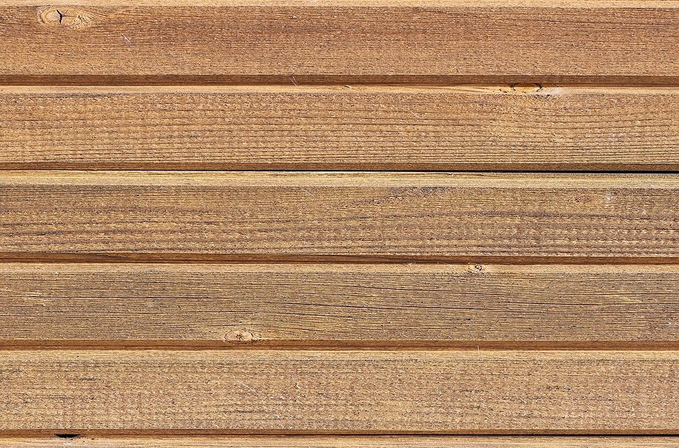 Drewniana boazeria w aranżacji wnętrza - inspiracje i praktyczne wskazówki montażowe