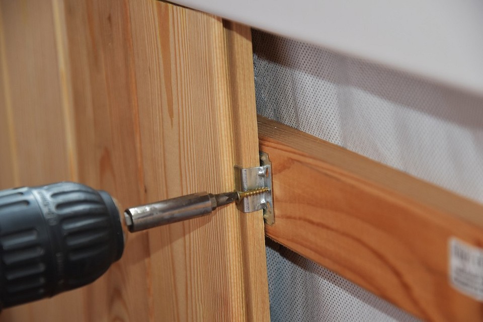 Sposoby na montaż boazerii: Porównanie różnych technik i narzędzi