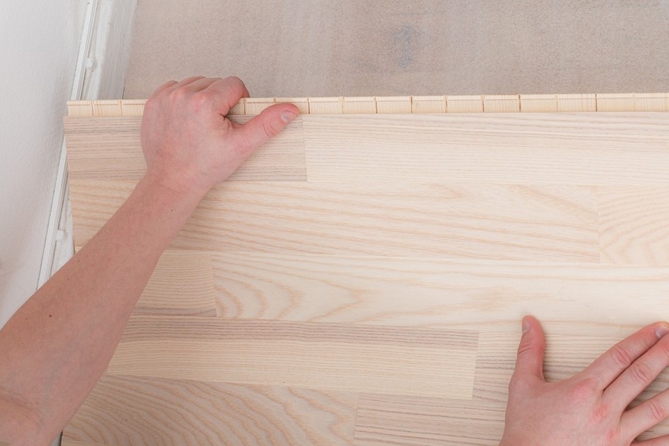 Boazeria w małym mieszkaniu: Jak optycznie powiększyć przestrzeń drewnem