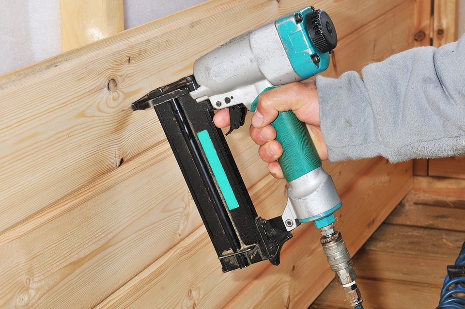 Ukryty montaż boazerii: Profesjonalny efekt bez widocznych gwoździ i wkrętów