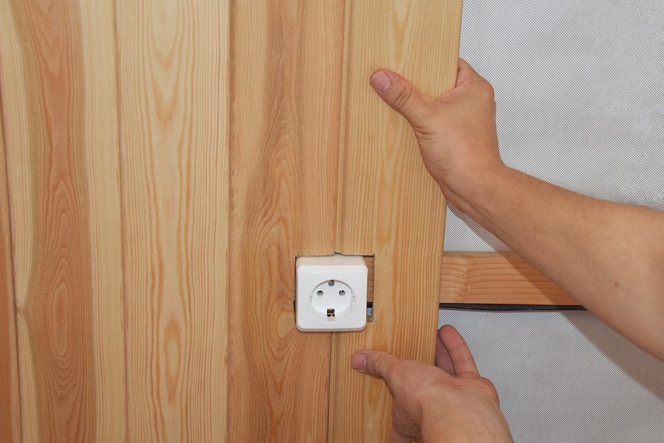 Drewniana boazeria świerkowa montowana na ścianie, widoczne narzędzia i instrukcje montażu boazerii 2026