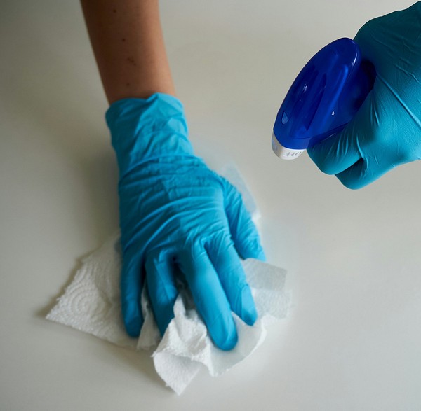 Samodzielny montaż narożników Montaż narożników PCV na oknach: ilustracja z przewodnika krok po kroku na 2026 rok.