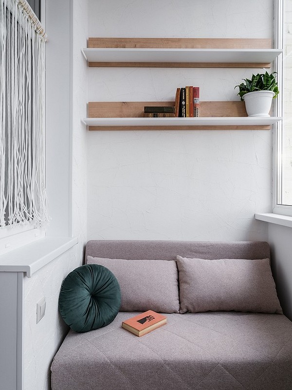 Klej do PCV w akcji Zdjęcie prezentuje sposób klejenia narożników PCV na ościeżnicach okiennych zgodnie z instrukcją.