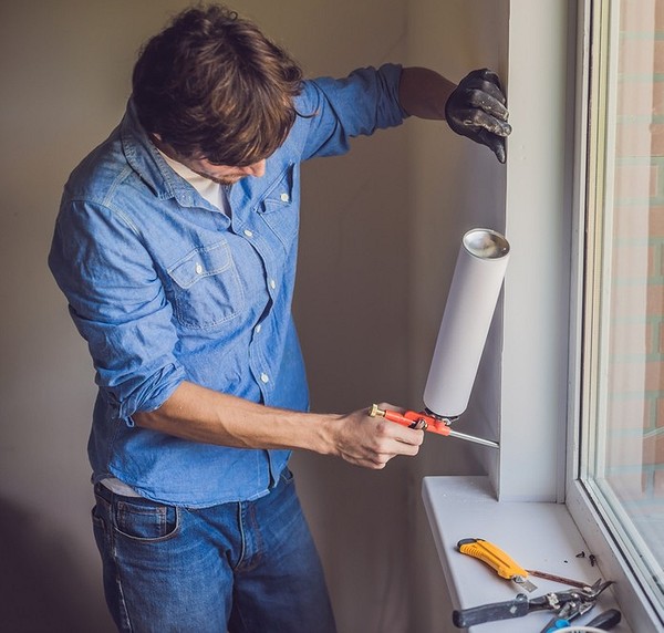 Bez szczelin? To możliwe! Obraz ilustruje dokładny montaż narożników PCV bez szczelin na oknach w 2026 roku.