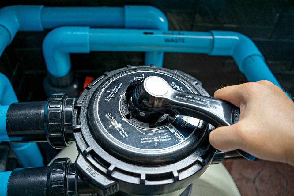 Porównanie: woda przed i po czyszczeniu filtra piaskowego basenu.