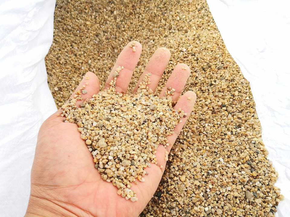 Filtr piaskowy do basenu w trakcie cyklu czyszczenia i płukania.