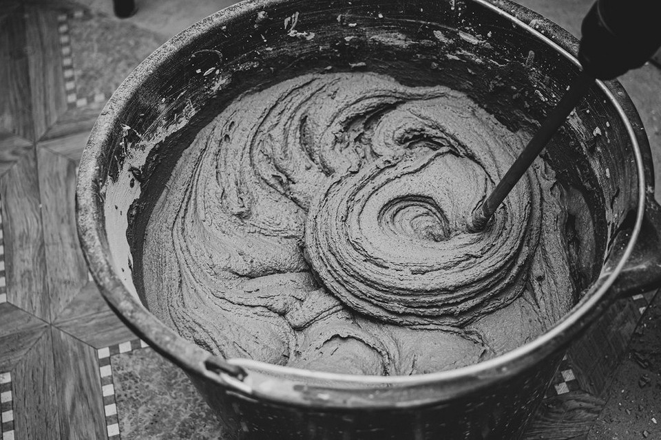 DIY: Zaprawa cementowa DIY zaprawa cementowa: proces mieszania cementu, piasku i wody w betoniarce.