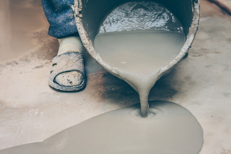 Mieszanie zaprawy cementowej Przygotowywanie zaprawy cementowej: mieszanie cementu, piasku i wody w odpowiednich proporcjach.