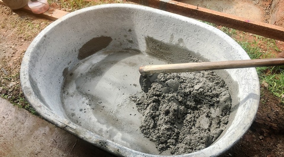 Składniki zaprawy cementowej Składniki zaprawy cementowej: cement portlandzki, piasek i woda, wymieszane w wiadrze.