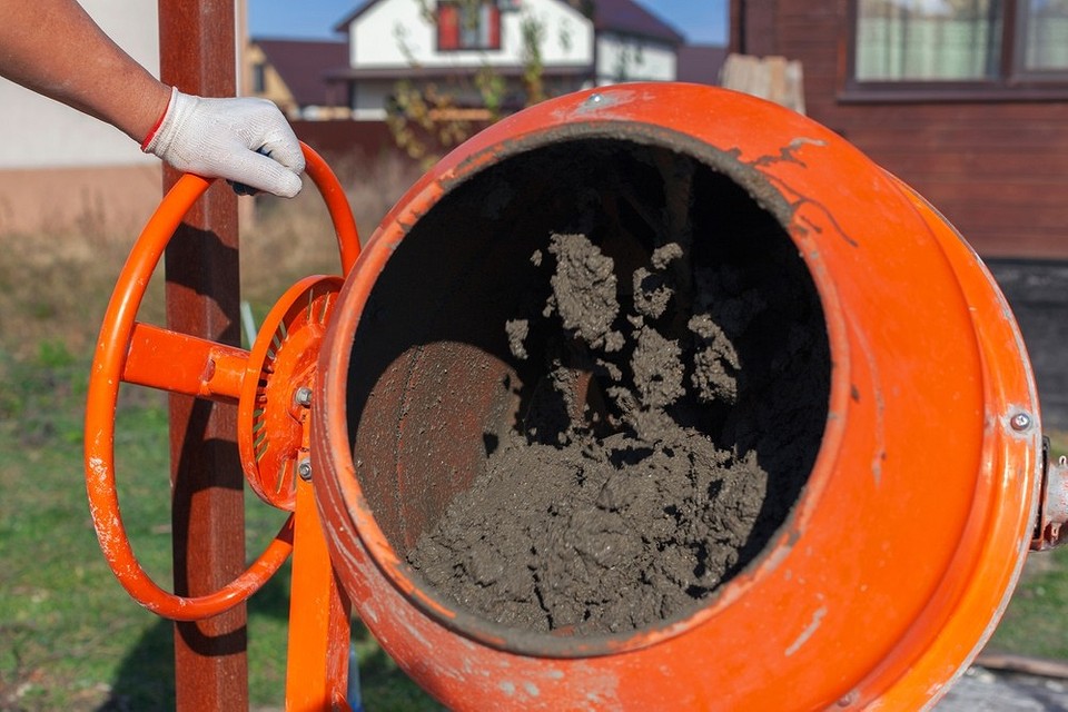 Przygotowanie zaprawy Przygotowanie zaprawy: mieszanie cementu, piasku i wody do uzyskania odpowiedniej konsystencji.