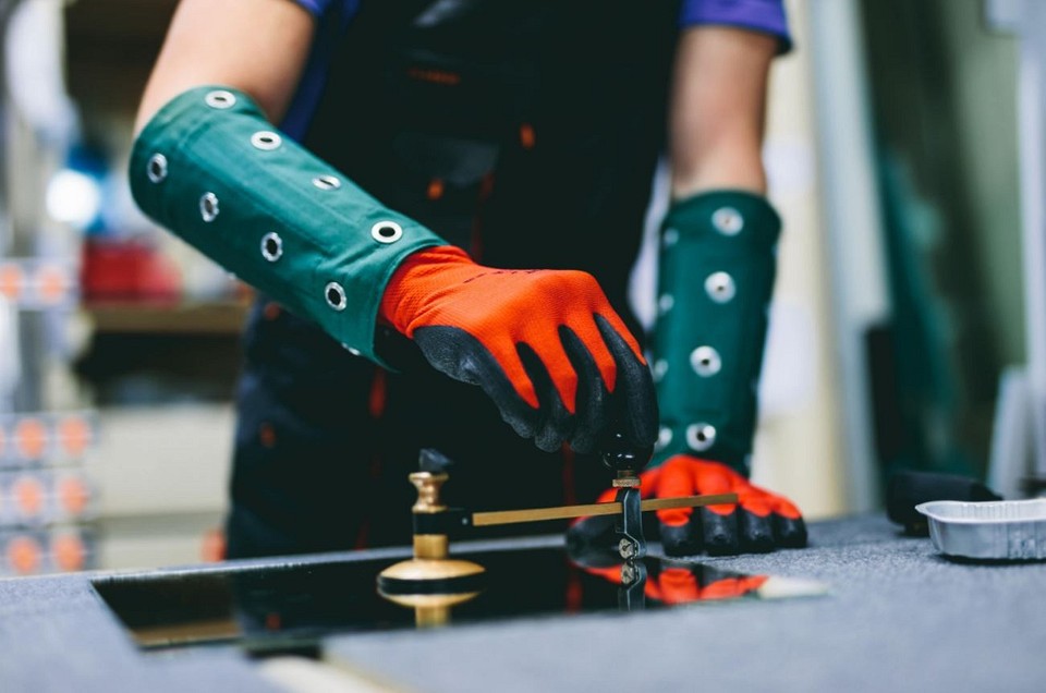 Cięcie szkła przecinakiem: poradnik krok po kroku dla początkujących w 2026 roku