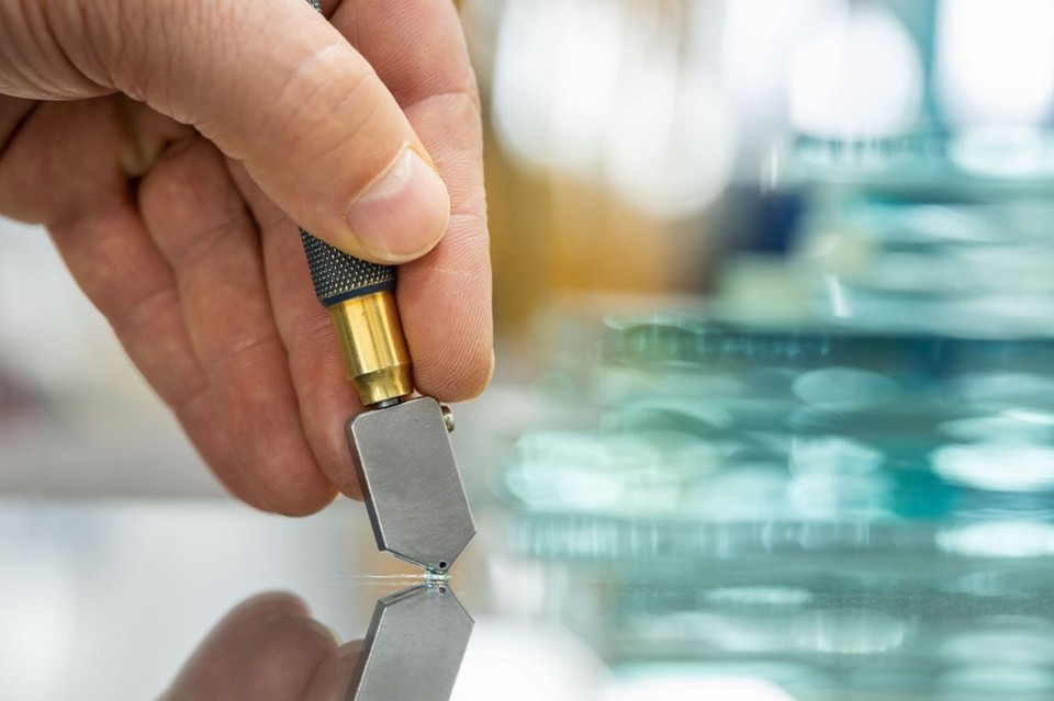 Cięcie szkła: przykład zastosowania w warsztacie. Profesjonalne usługi szklarskie.