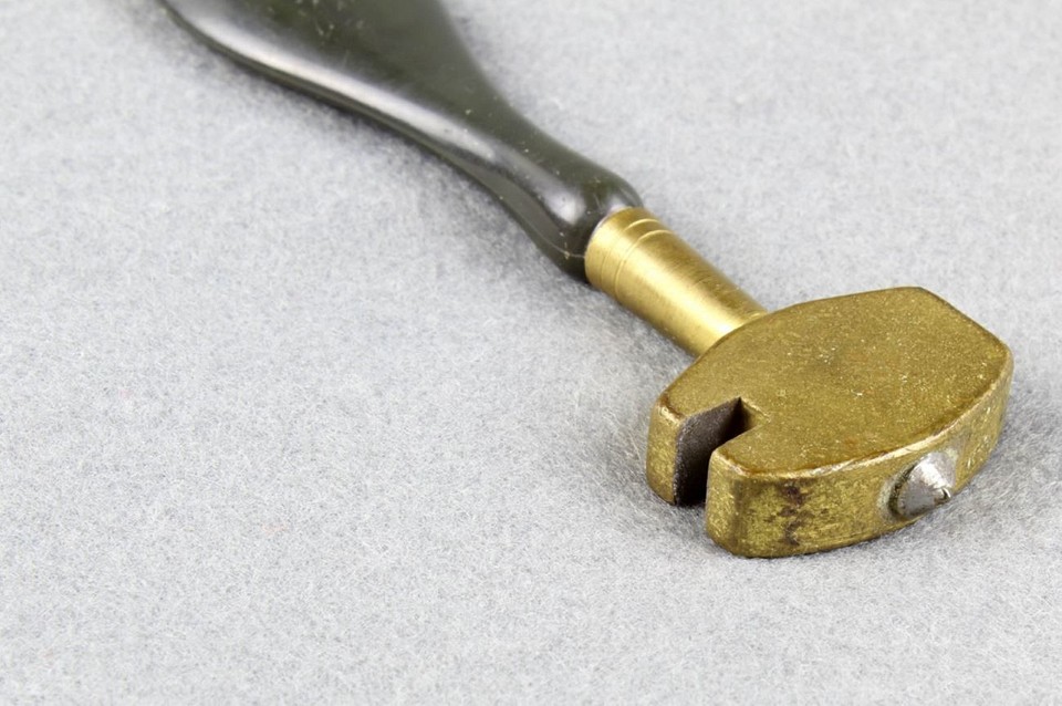 Linia cięcia na szkle po użyciu przecinaka. Gotowe do przełamania.