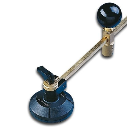 Narzędzia do cięcia szkła: Przecinak, miarka i rękawice ochronne. Bezpieczeństwo przede wszystkim!