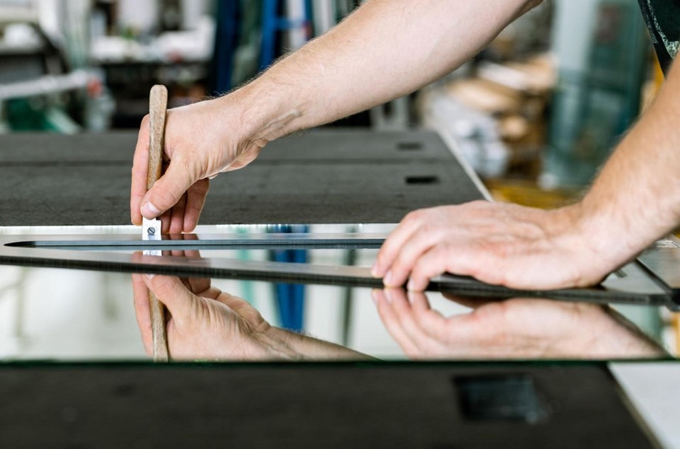 Cięcie grubego szkła. Jak bezpiecznie ciąć grube tafle szkła w domu.