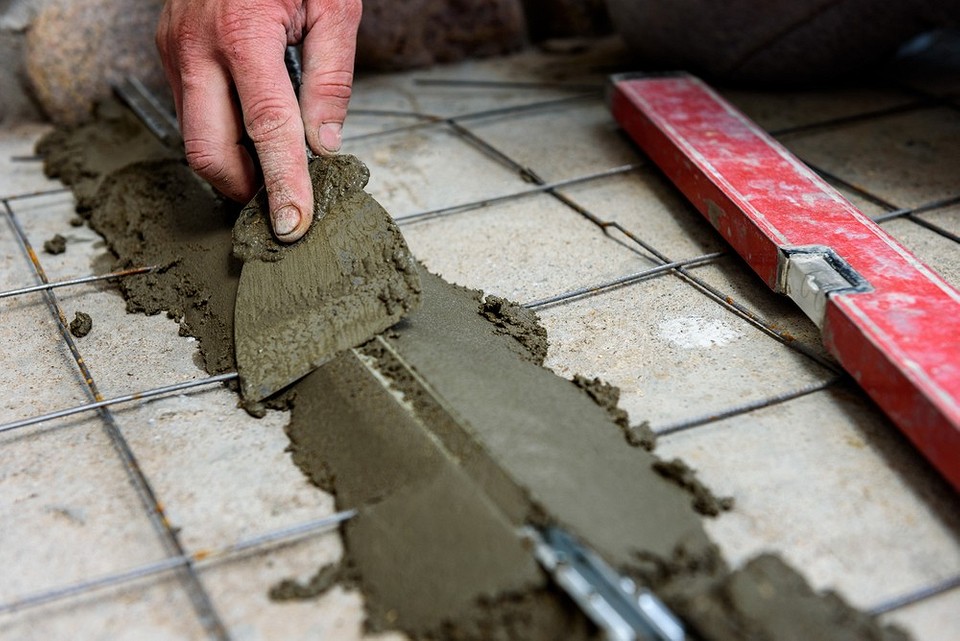 Pielęgnacja betonu Fotografia przedstawia zabezpieczenie świeżo wylanej betonowej podłogi przed zbyt szybkim wysychaniem.