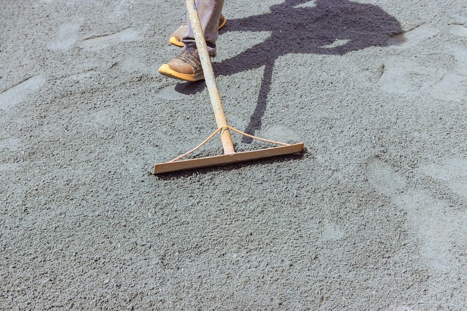 Gotowa podłoga betonowa Fotografia ukazuje gotową, gładką i betonową podłogę w garażu, przygotowaną do użytkowania.