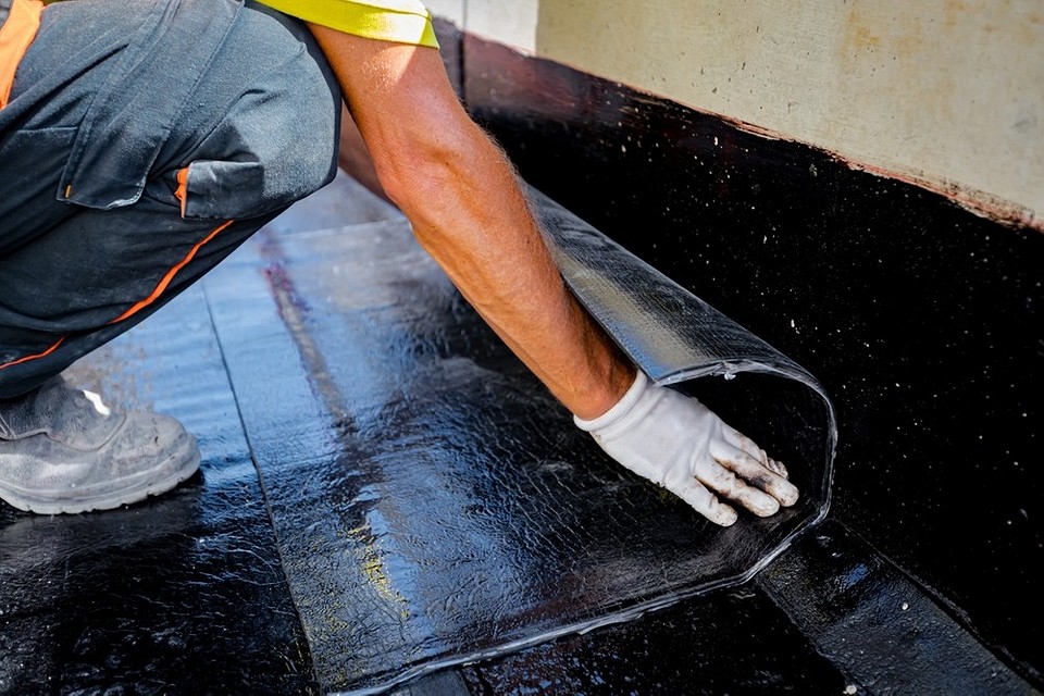 Mieszanie betonu Zdjęcie prezentuje mieszanie betonu w betoniarce, przygotowanie odpowiedniej mieszanki do garażu.