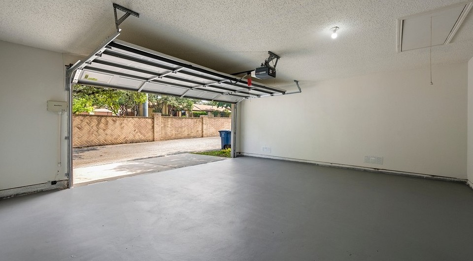 Wylewanie betonu w garażu Zdjęcie przedstawia etapy wylewania betonowej podłogi w garażu, zbrojenie i przygotowanie mieszanki.