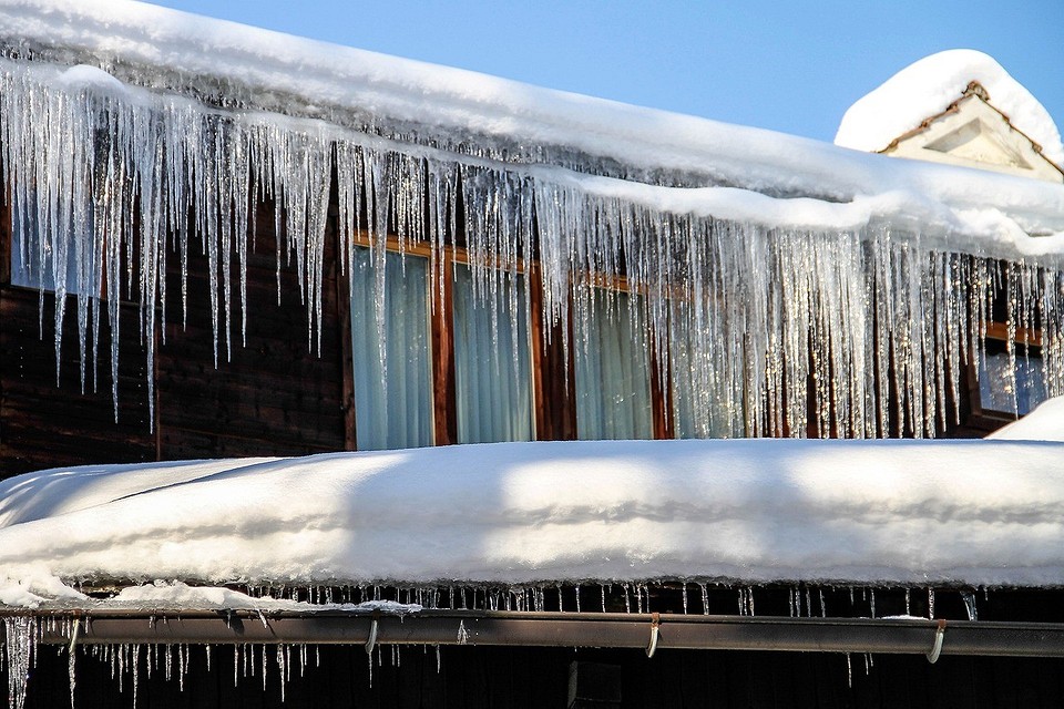 Przykład oblodzenia dachu i rynien, potencjalne uszkodzenia spowodowane przez lód.