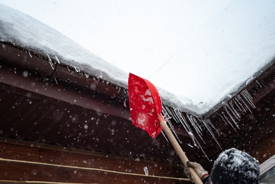 Uszkodzony dach po zimie – widoczne zacieki i pęknięcia spowodowane przez lód.