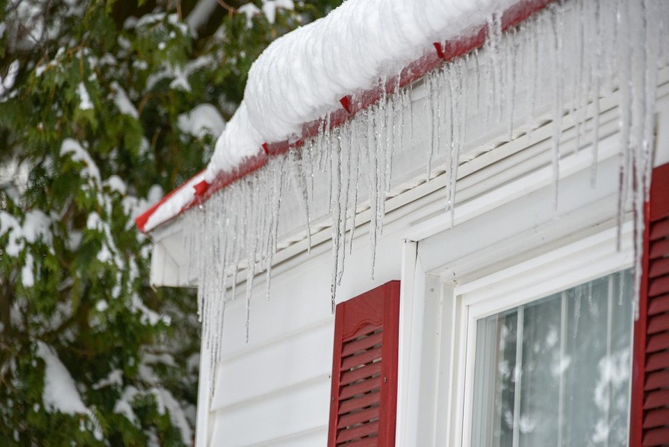 Ocieplenie dachu – warstwa izolacyjna zapobiega tworzeniu się sopli i oblodzeń.